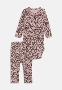 Langarm-Bodysuit mit Leopardenmuster in Pink und passender Leggings. Aus weichem Baumwollstoff, runden Ausschnitt und dehnbarem Bündchen.