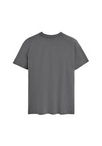 Camiseta de algodón gris, de mangas cortas, cuello redondo, de color sólido, textura suave, diseño minimalista, exhibida desde la parte posterior.