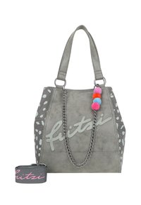 Sac à main gris avec une texture douce, doté d'une bandoulière en chaîne et de pompons colorés. Agrémenté de pois blancs et du logo "fitzi".