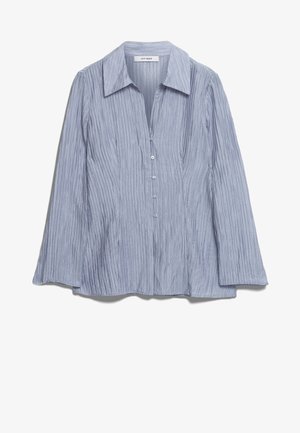 Himmelblaues Langarm-Hemd mit Knöpfen, vertikalen Falten, einem Kragenhals und einem geraden Saum. Hat einenverschluss mit Knöpfen vorne.