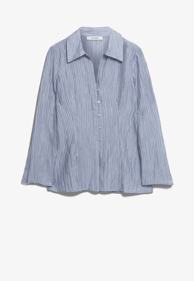 Ανοιχτό μπλε, πουκάμισο μακρύ μανίκι με κουμπιά, με κάθετες πτυχώσεις, κομψό γιακά και ίσια εξωτερική ραφή. Διαθέτει κλείσιμο μπροστά με κουμπιά.