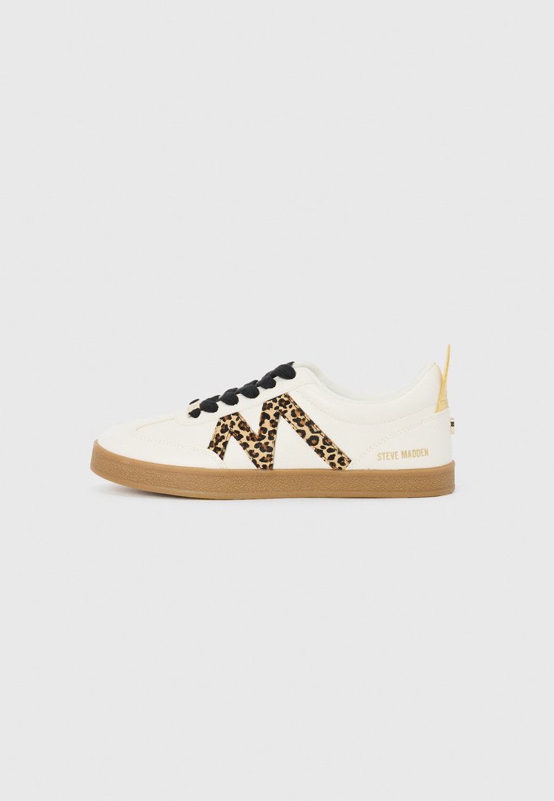 Białe sneakersy z czarnymi sznurowadłami, akcentami w leopardzi wzór tworzącymi zygzakowaty układ oraz jasnobrązową gumową podeszwą. Nazwa marki znajduje się na pięcie.