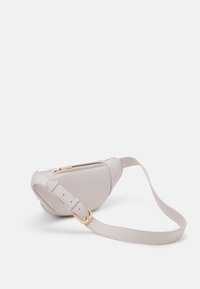 Marsupio in pelle grigio chiaro con design curvo, tracolla regolabile, accessori in oro e tasca con zip sulla parte superiore.