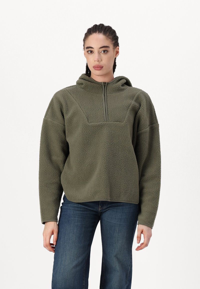 Fleece pullover huppari oliivinvihreänä, jossa on puolivälin vetoketju, teksturoitu kangas ja rento muotoilu. Edessä on kolmiomainen paneelimuotoilu.