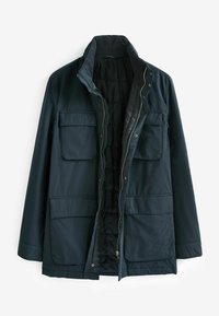 Veste bleu marine avec fermeture éclair, col montant et quatre poches avant. Extérieur lisse et doublure intérieure matelassée pour l'isolation.