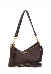 Borsa a spalla in pelle bordeaux con design curvo, dettagli in metallo dorato, tracolla removibile e fini dettagli di cucitura.