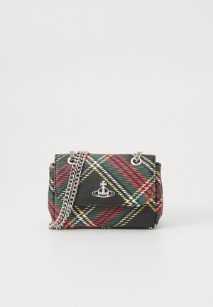 Bolso de mano a cuadros negros con patrones en rojo, verde y amarillo, con una cadena plateada y un logo en la parte frontal. Acabado de tela texturizada.