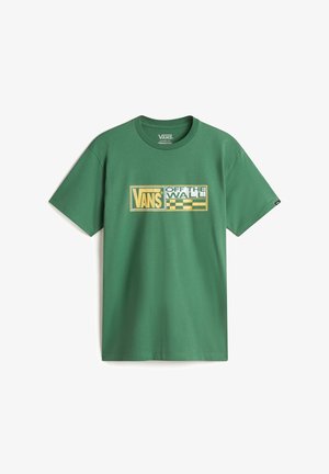 Camiseta verde de manga corta de Vans con logo "Vans Off The Wall" en amarillo y blanco y diseño de tablero de ajedrez en el pecho.