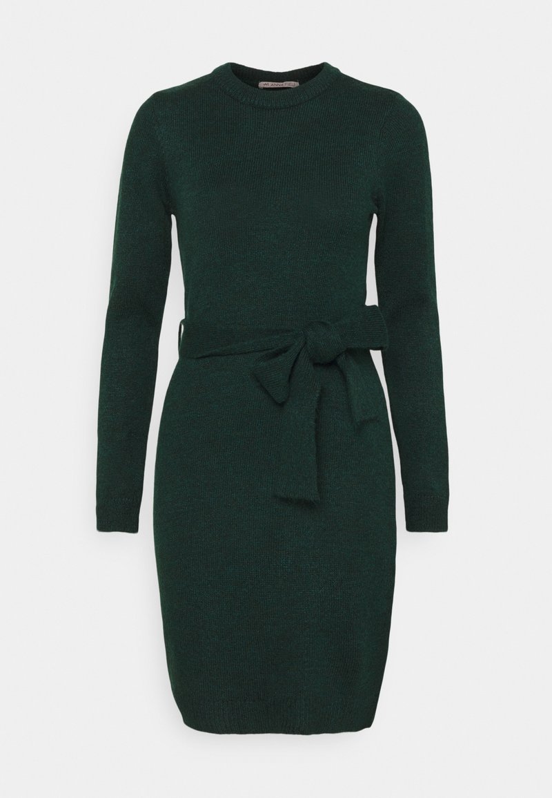 Robe en maille vert foncé à manches longues, col rond et ceinture nouée à la taille, longueur genou, design simple et ajusté.