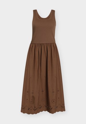 Vestito midi marrone senza maniche con corpetto aderente a coste e gonna arricciata con ricamo a occhielli e dettaglio sul bordo smerlato.