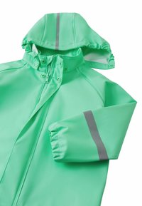 Πράσινο αδιάβροχο μπουφάν με κουκούλα, με εμπρόσθιο φερμουάρ και γκρι ανακλαστική λωρίδα στο μανίκι. Λείο, γυαλιστερό υλικό.