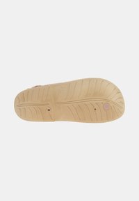 Suola della scarpa in materiale gomma avorio, con un motivo di battistrada testurizzato per una migliore aderenza, un accent circolare e un'incisione per il logo del marchio.