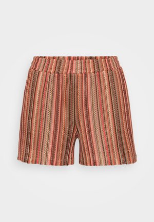 Pantalones cortos a rayas con cintura elástica, con líneas verticales en rojo, marrón y verde. Hechos de una tela ligera y texturizada.