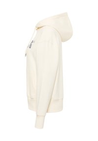 Crème hoodie van zacht materiaal met een voorzak en verstelbare trekkoord, voorzien van een navy logo op de borst.
