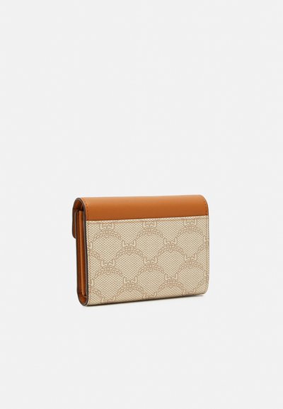 Cartera de cuero marrón con un frente beis estampado. Presenta una textura suave y un diseño plegado, de tamaño compacto para mayor comodidad.