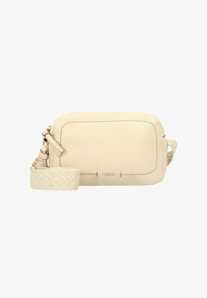Bolso cruzado de cuero beige con forma rectangular, superficie texturizada y una correa de tela con patrón y un acento de hardware dorado.
