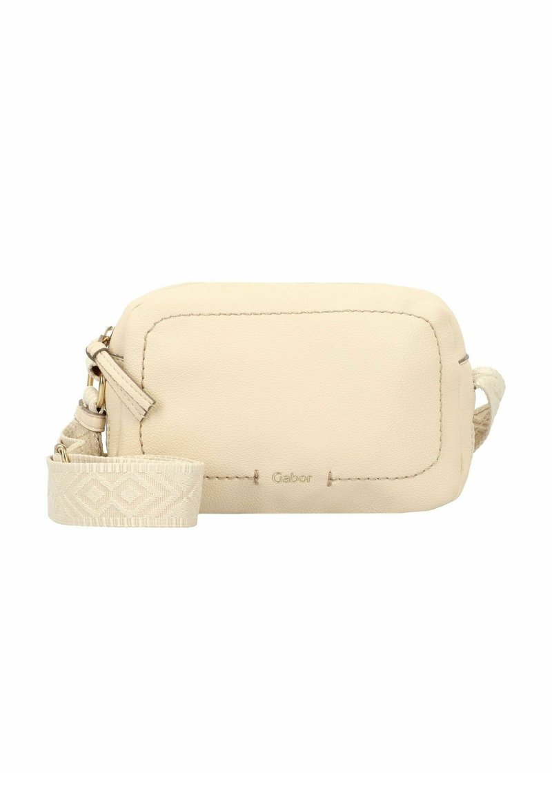 Bolso cruzado de cuero beige con forma rectangular, superficie texturizada y una correa de tela con patrón y un acento de hardware dorado.