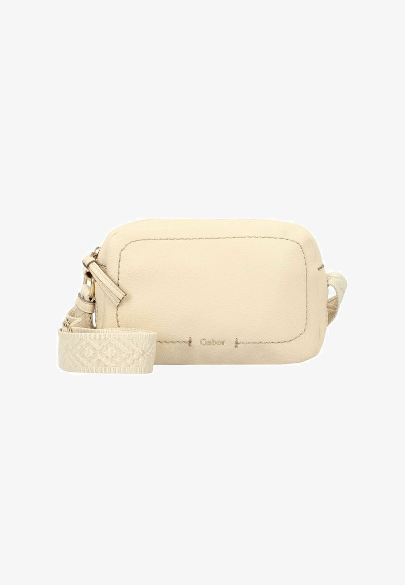 Bolso cruzado de cuero beige con forma rectangular, superficie texturizada y una correa de tela con patrón y un acento de hardware dorado.