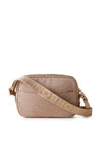 Sac rectangulaire compact en tissu beige texturé, doté d'une large sangle avec une marque en relief et d'une fermeture zippée pour un accès sécurisé.