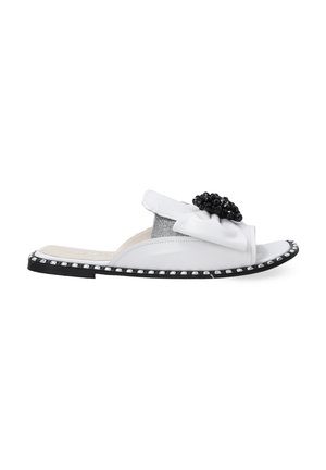 Witte leren slip-on sandaal met zwarte kralenbloemaccent. Kenmerkt zich door een geëtste grijze panel en zilveren studdetails langs de rand van de zool.