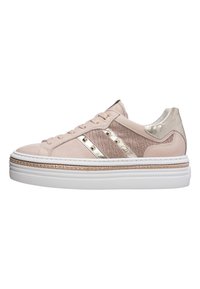 Sneaker rosa chiaro con tomaia in pelle e tessuto, caratterizzato da accenti metallici, dettagli con borchie e una suola bianca spessa con rifiniture dorate.