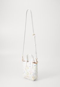 Kleine weiße Handtasche mit floralem Muster, doppelten Obergriffen und verstellbarem Trageriemen. Goldene Hardware-Akzente und strukturiertes Design.