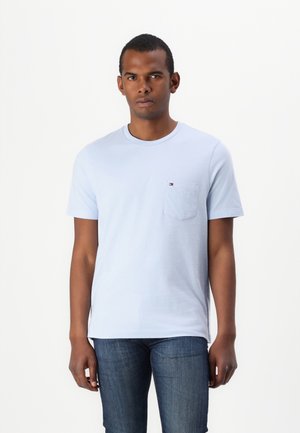 Tommy Hilfiger ESSENTIAL SOLID POCKET TEE - T-Shirt basic - breezy blue