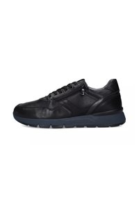 Zwarte leren sneaker met een vetersluiting, een zijrits en een gestructureerde zool voor grip. Gladde oppervlakte met geperforeerde accenten.