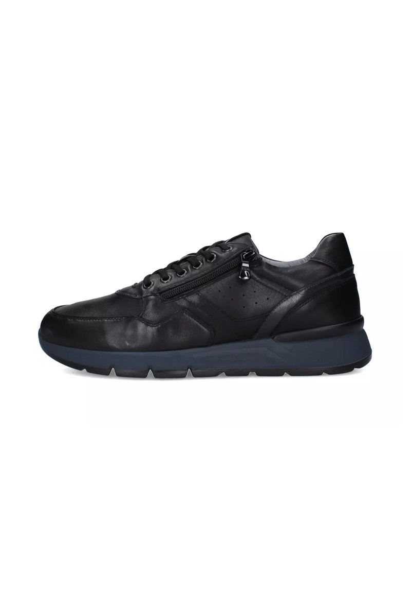 Zwarte leren sneaker met een vetersluiting, een zijrits en een gestructureerde zool voor grip. Gladde oppervlakte met geperforeerde accenten.