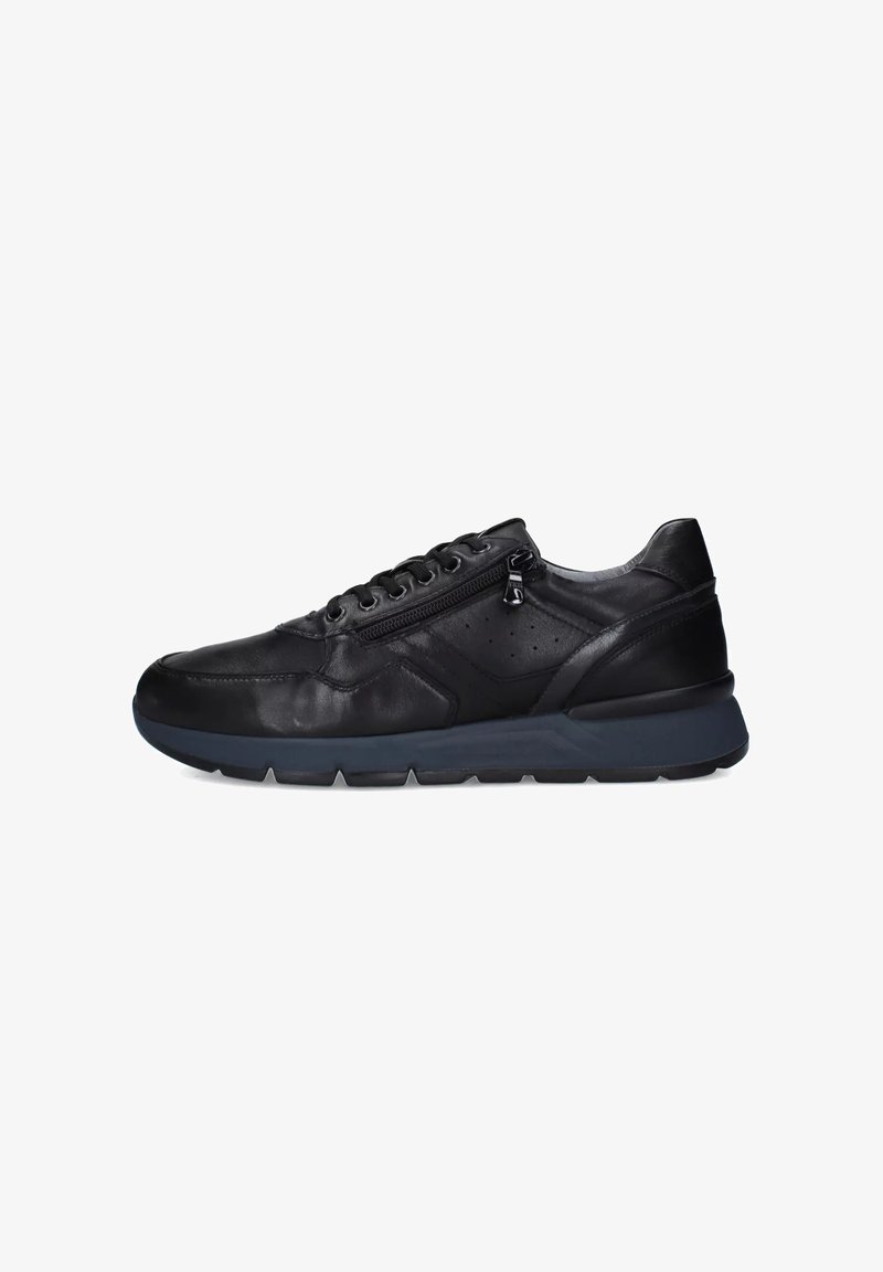 Sneaker in pelle nera con un design con lacci, cerniera laterale e suola testurizzata per la presa. Superficie liscia con dettagli forati.