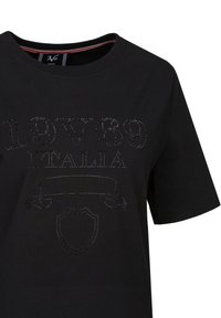 Schwarzes T-Shirt mit kurzen Ärmeln, das ein Vorderdesign mit gepunkteten Buchstaben und einem Schildumriss zeigt. Der Stoff scheint weich und leicht zu sein.
