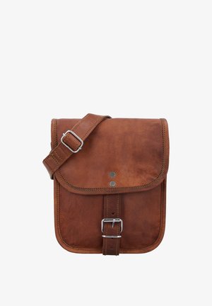 Sac bandoulière en cuir marron avec sangle réglable, fermeture à rabat et boucle argentée à l'avant.