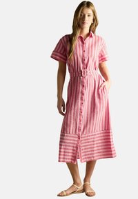 Rosa gestreiftes Midikleid mit kurzen Ärmeln, Knopfverschluss vorne, tailliertem Bund und zwei seitlichen Taschen; aus leichtem, strukturiertem Stoff gefertigt.