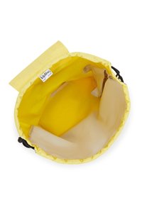 Gul dragkedjeväska med ett tygexteriör och slät inre foder. Innehåller en märkesetikett inuti och har en rund, öppen form.