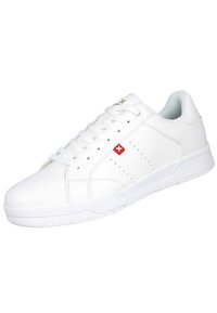 Zapatillas blancas con un upper de cuero suave, acentos perforados, suela de goma blanca y un pequeño logo rojo en el lateral. Cintas planas.