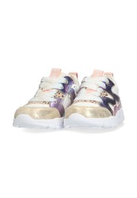 Baskets avec une semelle blanche, des accents métalliques dorés et violets, un tissu texturé et des lacets pastel. Présente un panneau latéral à motifs et une languette.