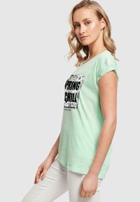 Merchcode SPRING AND CHILL EXTENDED SHOULDER  - T-shirts med print - neo mint