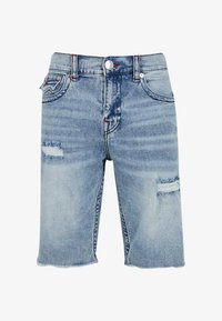 Shorts de mezclilla azul claro con un corte relajado, que presentan zonas desgastadas en el frente, cierre de botón y detalles de costura en contraste.