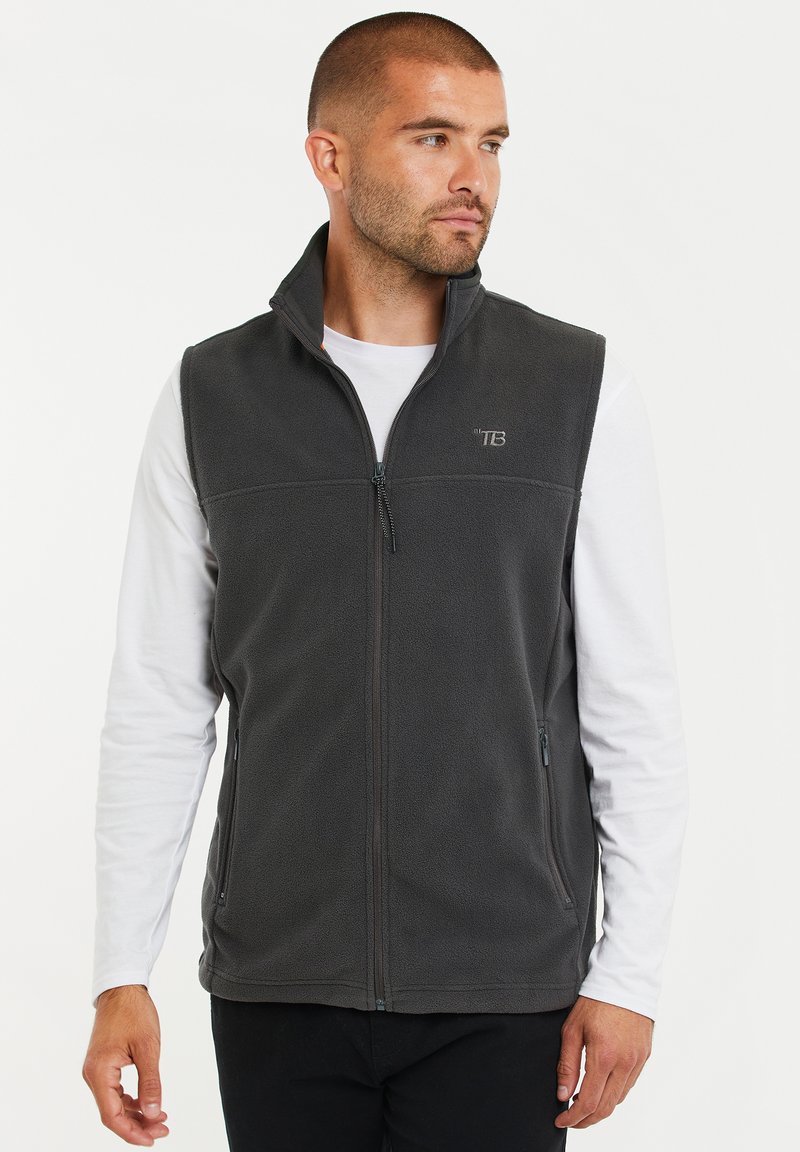 Grauer Fleece-Weste mit hohem Kragen, Reißverschluss vorne und Seitentaschen. Verfügt über eine leichte Textur und ein gesticktes Logo auf der Brust.