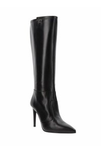 Knielange schwarze Lederstiefel mit spitzer Spitze, Stiletto-Absatz und glatter Textur; mit einer dezenten Nahtdetails in der Nähe des Knöchels.