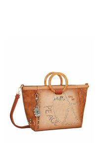 Braune und beige Handtasche mit runden Griffen, Peace-Symbol, Schriftzug "Love Hippie Soul", dekorativen Nieten und einem Schlüsselanhänger in Form einer Blume.
