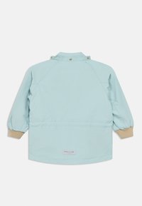 Ανοιχτό μπλε παιδικό μπουφάν από μαλακό ύφασμα, με ραγκλάν μανίκια, μπεζ ριμπ μανσέτες και μικρή ετικέτα με λογότυπο στο πίσω μέρος.