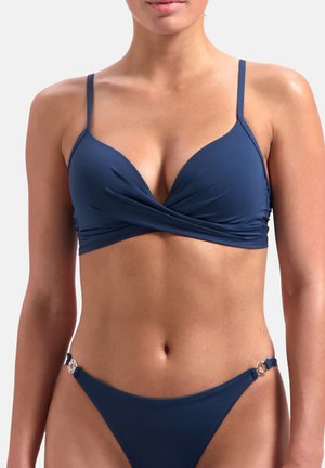 Set di bikini blu navy realizzato in tessuto lucido. Stile bralette con design avvolgente, spalline sottili regolabili e un dettaglio decorativo sui pantaloni.