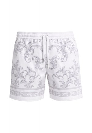 Pantaloncini a vita elastica bianca con motivi floreali ornamentali grigi e un bordo decorativo con iniziali ripetute vicino all'orlo.