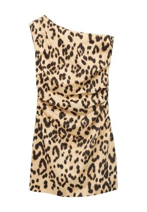 Robe mini à une épaule en tissu beige doux, ornée d'un motif léopard avec des taches brun foncé et des détails froncés sur le côté.