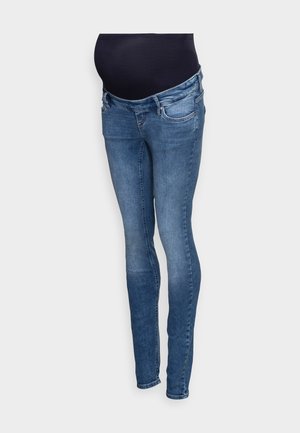 Blaue Umstandsjeans mit Stretch-Einsatz im Bund, designed um einen Babybauch aufzunehmen, gezeigt an einer Schaufensterpuppe.