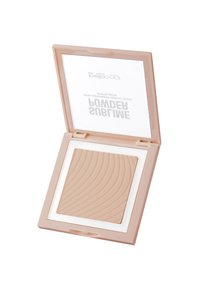 Fondotinta in polvere pressata in un compatto quadrato di plastica trasparente. Beige chiaro con texture ondulata, circondato da un bordo bianco e un involucro rosa.