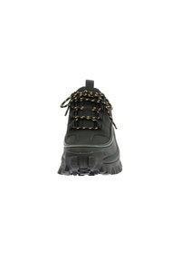 Zwarte sneaker met een gestructureerde bovenkant, uitgerust met gele en zwarte gemusterde veters, een stevige zool en een lipje aan de achterkant voor eenvoudig aantrekken.