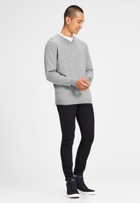 Jack & Jones JJEBASIC V-NECK - Stickad tröja - light grey