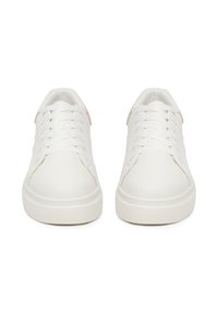 Sneakers albe cu o parte superioară din piele netedă, vârf rotund și talpă plată din cauciuc. Au șase găuri pentru șireturi și un mic accent roz pe călcâi.